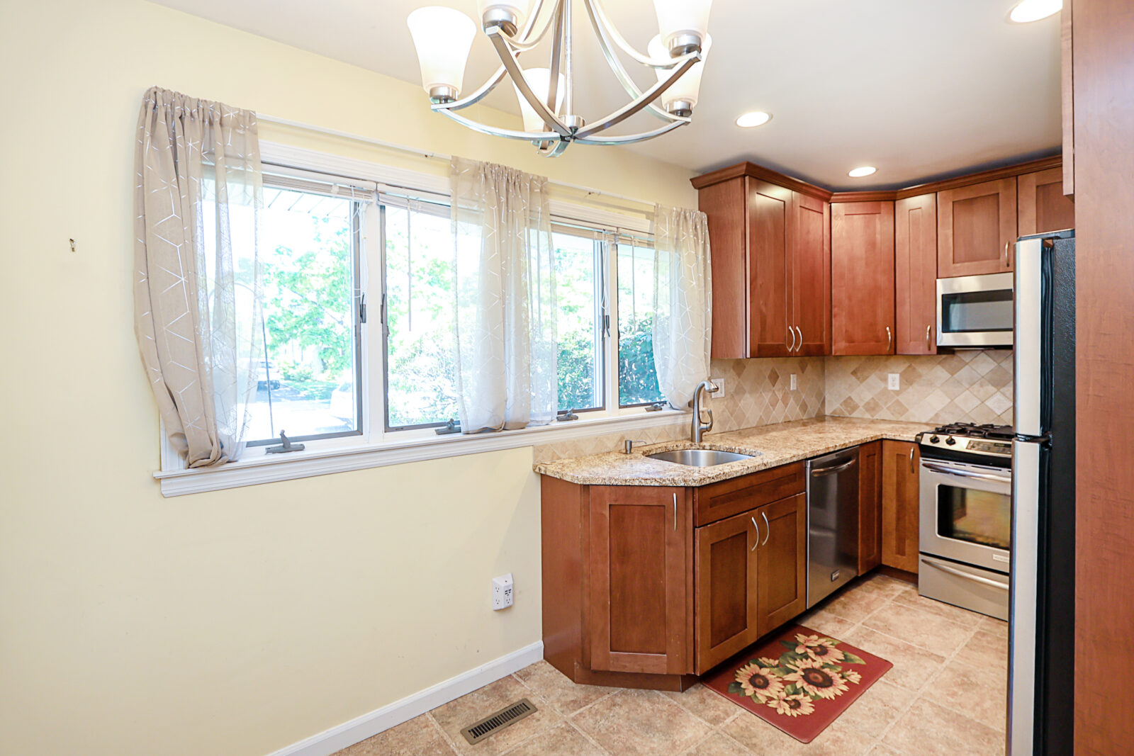 12 Ronan Rd, Glen Cove 12 12 Ronan Rd, Glen Cove 12