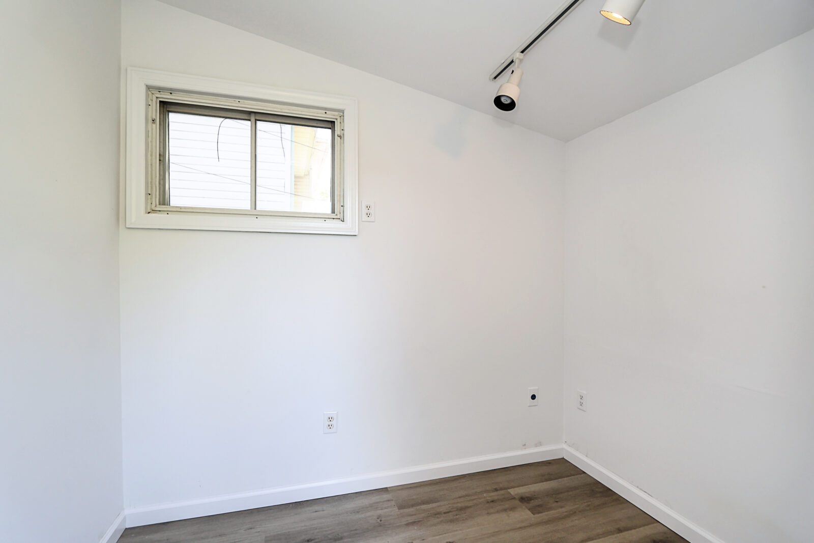 12 Ronan Rd, Glen Cove 24